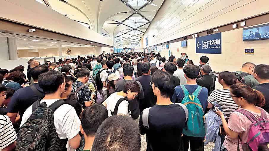 新皇崗口岸首個周日被擠爆！有人排隊兩小時，「刷臉」為何卡關？