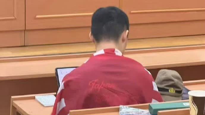身披旭日旗中國留學生已被遣返回國