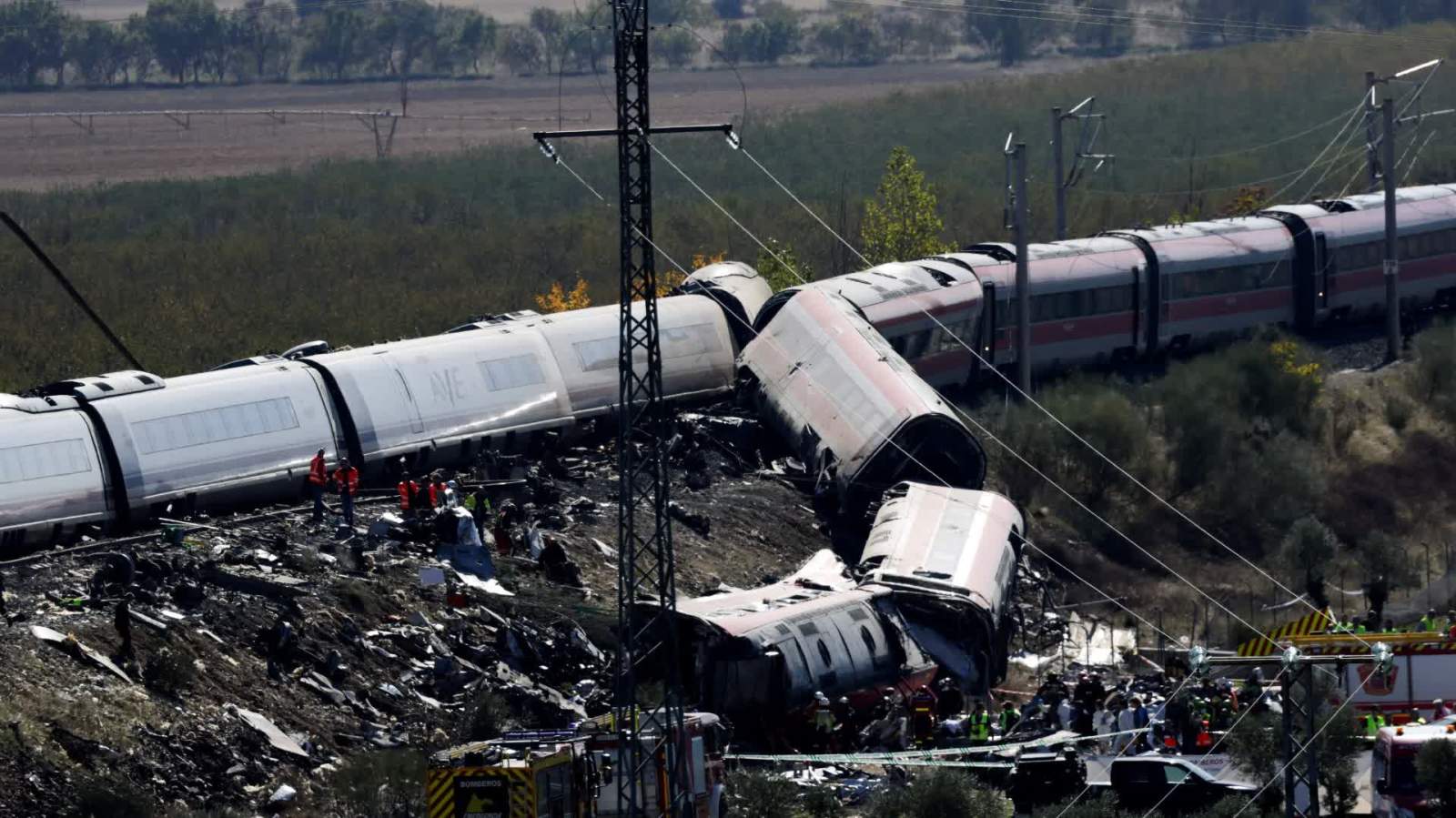 西班牙列車相撞事故已致64人死亡　初步調查指向調度失誤